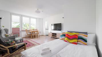 Iron/ironing board, WiFi, bed sheets