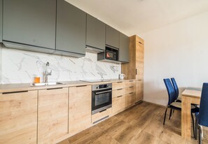 Fridge, microwave, oven, stovetop - Grochowska Comfort Apartment (Poznań)