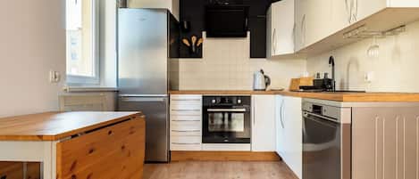 Fridge, oven, stovetop, dishwasher