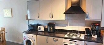 2 Bedroom House Sleeps 4 with Private Garden