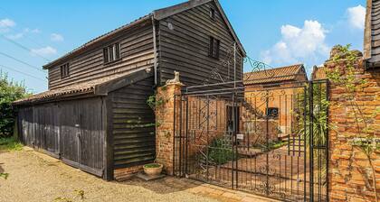 Barn Conversion Sleeps 2 with Parking