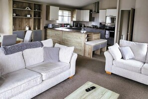 TV - Luxury Lodge  Sleeps 6  with Hot Tub and Parking (Mablethorpe)