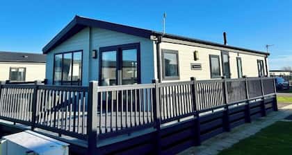 Luxury Lodge Sleeps 6 with Hot Tub and Parking