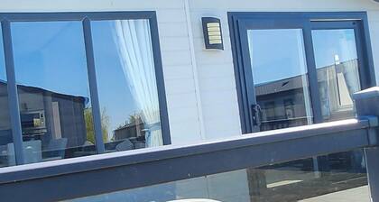 Luxury Lodge Sleeps 6 with Hot Tub and Parking