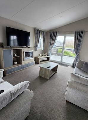 TV - Luxury Lodge  Sleeps 6  with Hot Tub and Parking (Mablethorpe)