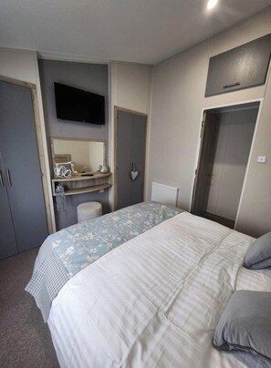 2 bedrooms, WiFi, bed sheets - Luxury Lodge  Sleeps 6  with Hot Tub and Parking (Mablethorpe)
