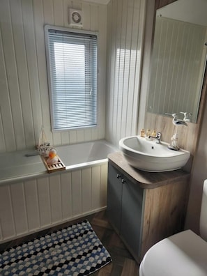 Shower, towels - Luxury Lodge  Sleeps 6  with Hot Tub and Parking (Mablethorpe)
