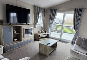 TV - Luxury Lodge  Sleeps 6  with Hot Tub and Parking (Mablethorpe)