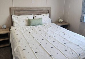 2 bedrooms, WiFi, bed sheets - Luxury Lodge  Sleeps 6  with Hot Tub and Parking (Mablethorpe)