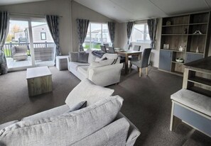 TV - Luxury Lodge  Sleeps 6  with Hot Tub and Parking (Mablethorpe)