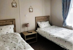2 bedrooms, WiFi, bed sheets - Luxury Lodge  Sleeps 6  with Hot Tub and Parking (Mablethorpe)