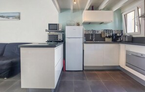 Wasserkocher mit Kaffee-/Teezubehör, Kühlschrank, Mikrowelle, Herdplatte