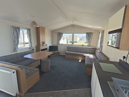 cozy 2 bedroom caravan golden sands