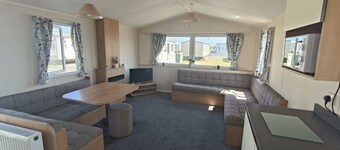 cozy 2 bedroom caravan golden sands