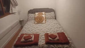 1 bedroom, iron/ironing board, WiFi, bed sheets - Inviting 1-Bed Cottage in Pontypridd (Pontypridd)