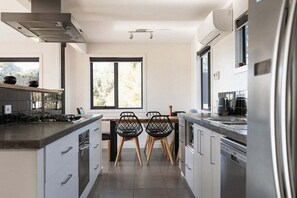 Wasserkocher mit Kaffee-/Teezubehör, Kühlschrank, Mikrowelle, Ofen