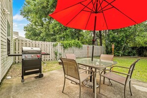 Outdoor dining - Cozy Urban Retreat (Pensacola)