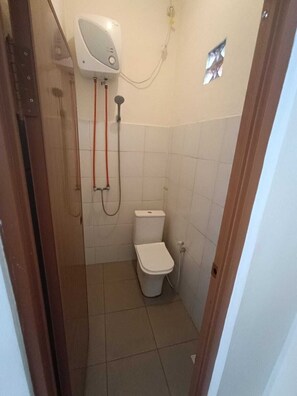 Habitación doble Confort, vista al jardín | Baño | Regadera, amenidades de baño gratuitas, toallas, jabón 