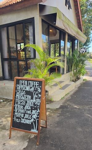 A cafe with a signboard listing various beverages. - Villa Ricca Eco Lodge (Ungasan)