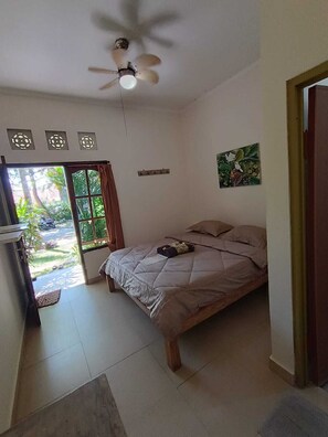 Habitación doble Deluxe, vista al jardín | Espacio para trabajar con laptop y wifi gratis 