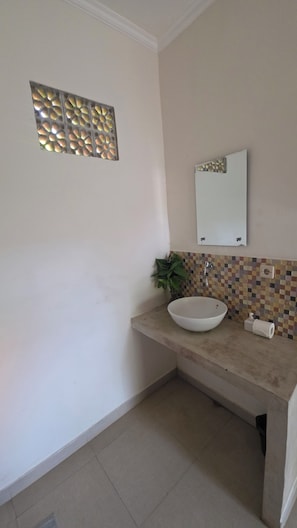 Deluxe tweepersoonskamer, uitzicht op tuin | Badkamer | Een douche, handdoeken, zeep, shampoo