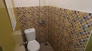 Deluxe Double Room, Garden View | Bathroom | Shower, free toiletries, towels, soap