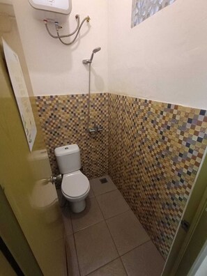 Habitación doble Deluxe, vista al jardín | Baño | Regadera, amenidades de baño gratuitas, toallas, jabón 