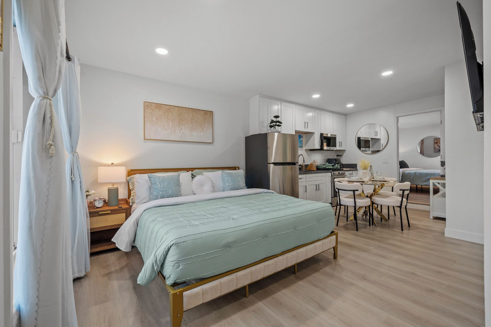 2 habitaciones, escritorio, tabla de planchar con plancha y wifi gratis 