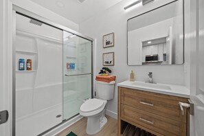 Dusche, umweltfreundliche Kosmetikartikel, Haartrockner, Bidet