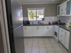 Private kitchen - The Pine Rest | Spacious & Central Haven in Brendale (Brendale)