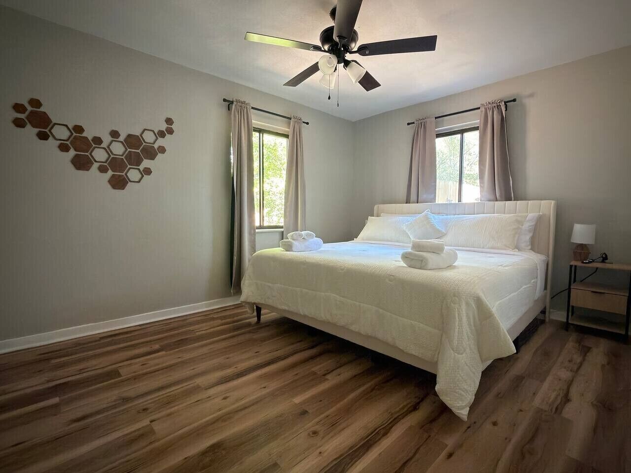 Desk, iron/ironing board, WiFi, bed sheets