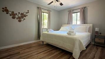 Desk, iron/ironing board, WiFi, bed sheets