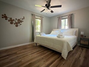 Escritorio, tabla de planchar con plancha, wifi y ropa de cama 