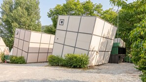 Un edificio con fachada de entramado, rodeado de árboles y un sendero de grava.