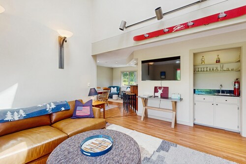 Mountain Views & Hot Tub in the Heart of Stowe
