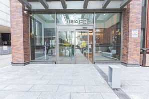 Exterior detail - Luxury 1Bed and Den Condo. Entertainment District.Steps to CN Tower/RogersCenter (Toronto)