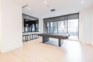 Interior - Luxury 1Bed and Den Condo. Entertainment District.Steps to CN Tower/RogersCenter (Toronto)