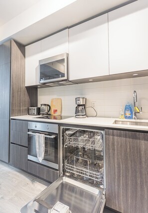 Coffee/tea maker, fridge, microwave, oven - Luxury 1Bed and Den Condo. Entertainment District.Steps to CN Tower/RogersCenter (Toronto)