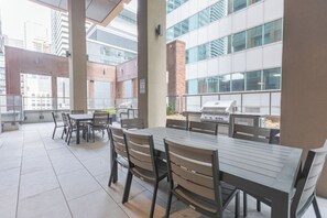Outdoor dining - Luxury 1Bed and Den Condo. Entertainment District.Steps to CN Tower/RogersCenter (Toronto)