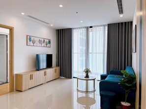 Căn hộ Cao cấp, 1 phòng ngủ, quang cảnh thành phố, cao tầng | Khu phòng khách | TV màn hình phẳng 65-inch có truyền hình cáp 
