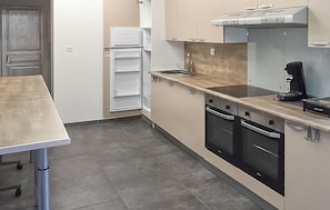 Fridge, microwave, oven, stovetop - Amazing home in Verchain-Maugré with sauna (Verchain-Maugré)