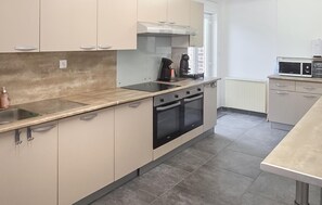 Fridge, microwave, oven, stovetop - Amazing home in Verchain-Maugré with sauna (Verchain-Maugré)