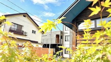 Family Apartment, Multiple Beds, Non Smoking, Kitchenette | Private kitchen | Microwave, cookware/dishes/utensils, freezer