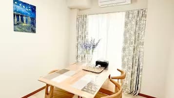 Family Apartment, Multiple Beds, Non Smoking, Kitchenette | Dining