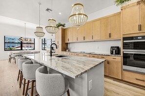 Wasserkocher mit Kaffee-/Teezubehör, Kühlschrank, Mikrowelle, Ofen