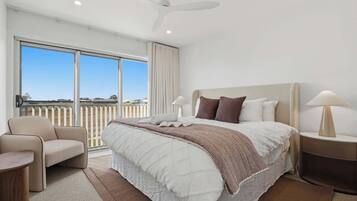 Desk, iron/ironing board, WiFi, bed sheets