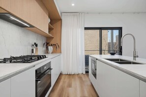 Wasserkocher mit Kaffee-/Teezubehör, Kühlschrank, Mikrowelle, Ofen