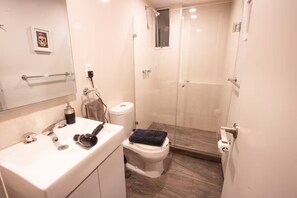 Hair dryer, towels, soap, toilet paper - Modern Townhouse in the Heart of Mixcoac! (Ciudad de México)