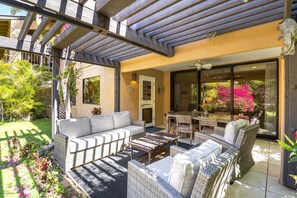 Outdoor dining - Wailea Ekahi 42C - Peekaboo Ocean Views, 2 Full Baths, King TempurPedic, Full AC (Kihei)