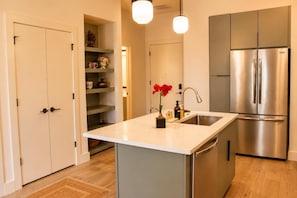 Wasserkocher mit Kaffee-/Teezubehör, Kühlschrank, Mikrowelle, Herdplatte